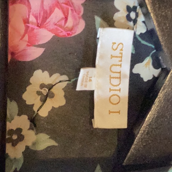 Gorgeous two piece Studio I dainty top with matching jacket for day or evening. - Picture 10 of 12